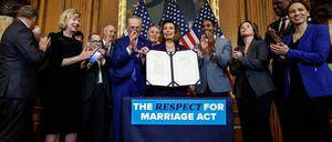 Das Gesetz wird im Kongress unterzeichnet.