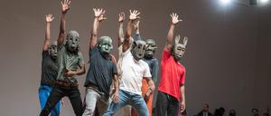 Man könnte meinen, die Performer nutzen die Masken aus der Sammlung des Ethnologischen Museums. Es sind aber neu geschnitzte.