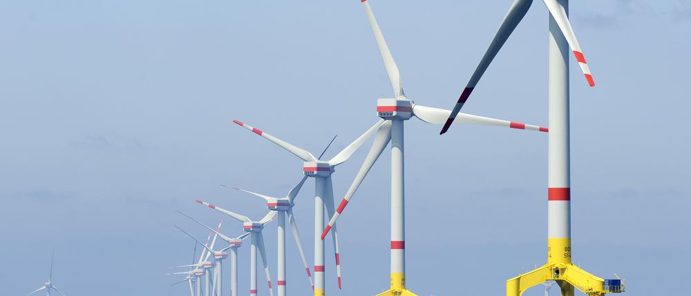 Windkrafträder im Baufeld des Offshore-Windenergieparks „Bard Offshore 1“, ungefähr 100 Kilometer vor der ostfriesischen Insel Borkum (Niedersachsen).