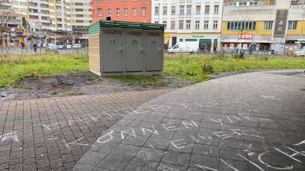 Die "Eco-Toilette" mit drei Kabinen ist seit dem 5. Dezember in Betrieb und steht auf der Mittelinsel unter dem U-Bahnviadukt Kottbusser Tor.