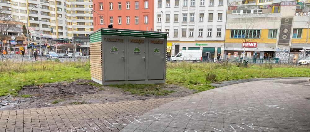 Die "Eco-Toilette" mit drei Kabinen ist seit dem 5. Dezember in Betrieb und steht auf der Mittelinsel unter dem U-Bahnviadukt Kottbusser Tor.