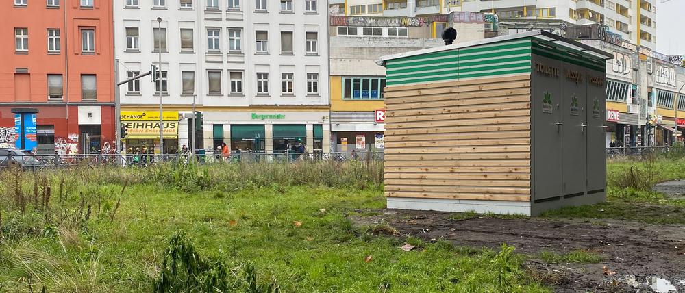 Die "Eco-Toilette" mit drei Kabinen ist seit dem 5. Dezember in Betrieb und steht auf der Mittelinsel unter dem U-Bahnviadukt Kottbusser Tor.