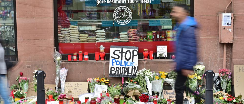 Am Mittag des 2. Mai 2022 kam am Mannheimer Marktplatz während einer Personenkontrolle ein Mann zu Tode.