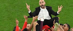 Walid Regragui wird vom Team gefeiert.