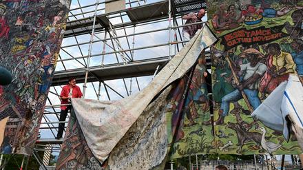 Rote Linien: Das Großbanner  „Peoples Justice“ des indonesischen Künstlerkollektivs Taring Padi wurde 2022 auf der Documenta entfernt, weil antisemitische Stereotype darauf zu sehen waren.
