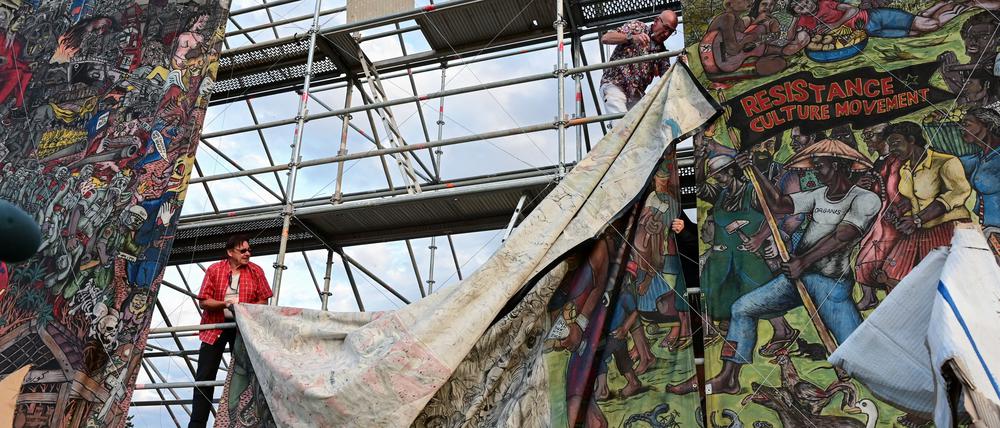 Rote Linien: Das Großbanner „Peoples Justice“ des indonesischen Künstlerkollektivs Taring Padi wurde 2022 auf der Documenta entfernt, weil antisemitische Stereotype darauf zu sehen waren.