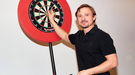 Trifft ins Schwarze. Schauspieler Florian Lukas spielt die Hauptrolle in „Die Wespe“.