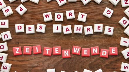 Spielsteine bilden den Schriftzug Wort des Jahres und das Wort Zeitenwende / action press