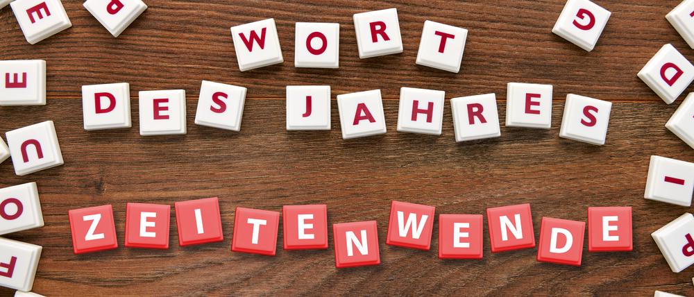 Spielsteine bilden den Schriftzug Wort des Jahres und das Wort Zeitenwende / action press