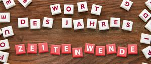 Spielsteine bilden den Schriftzug Wort des Jahres und das Wort Zeitenwende / action press