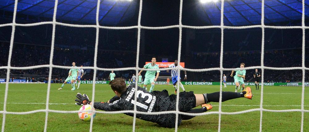 Durchgeflutscht. Alexander Schwolow, von Hertha zu Schalke ausgeliehen, leistete seinem alten Klub noch einen guten Dienst