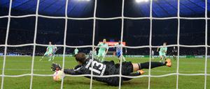 Durchgeflutscht. Alexander Schwolow, von Hertha zu Schalke ausgeliehen, leistete seinem alten Klub noch einen guten Dienst