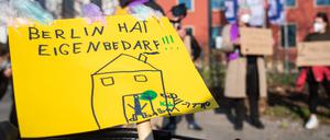 Bei einer Demonstration der Initiative «Deutsche Wohnen und Co. enteignen» unter dem Motto «Mietschuldenerlass SOFORT!» steckt ein Plakat mit der Aufschrift «Berlin hat Eigenbedarf!!!» an einem Fahrrad. Sie protestieren gegen Miet-Nachzahlungen vor der Firmenzentrale der Deutsche Wohnen. +++ dpa-Bildfunk +++