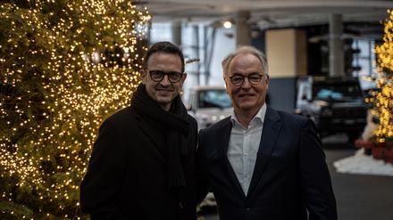 Till Brönner und Hans-Bahne Hansen, Vertriebsdirektor der Mercedes-Benz-Niederlassung Berlin, stimmen sich auf das vorweihnachtliche Ereignis ein.