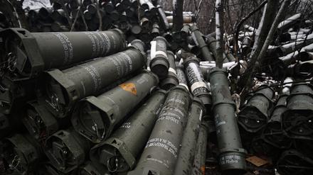 Artilleriemunition der ukrainischen Armee wird an der Frontlinie an einem ungenannten Ort in der Region Donezk gelagert. 