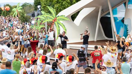 Das Publikum feiert den Auftritt des Schlager-Duos DJ Robin & Schürze mit dem umstrittenen Song «Layla» im «ZDF-Fernsehgarten».
