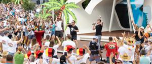 Das Publikum feiert den Auftritt des Schlager-Duos DJ Robin & Schürze mit dem umstrittenen Song «Layla» im «ZDF-Fernsehgarten».