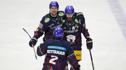 Na geht doch. Marcel Noebels, Rayan Bettahar, und Morgan Ellis jubeln nach dem Tor zum 2:0.