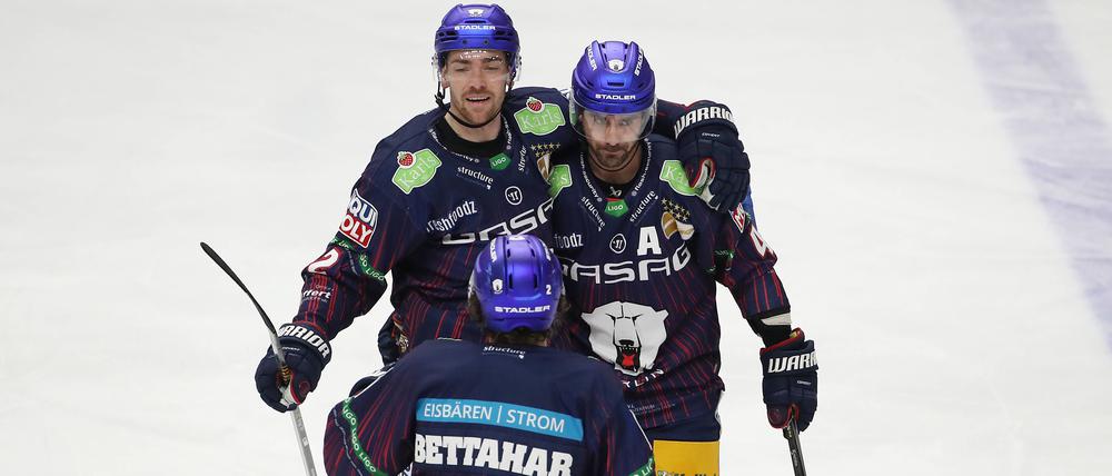 Na geht doch. Marcel Noebels, Rayan Bettahar, und Morgan Ellis jubeln nach dem Tor zum 2:0.