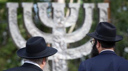 Zwei Rabbis stehen neben einem Mahnmal zum Gedenken an die Opfer des Holocausts in Kiew (Symbolbild).