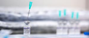 ARCHIV - 13.11.2021, Niedersachsen, Osnabrück: Eine Impfampulle mit dem Biontech-Impfstoff steht für die Vorbereitung zum Impfen bereit. Seit Beginn der Schutzimpfungen gegen das Coronavirus vor fast zwei Jahren sind in Niedersachsen bislang 15 Impfschäden anerkannt worden, in Bremen gibt es keinen Fall. (zu dpa: «15 Corona-Impfschäden in Niedersachsen anerkannt - Keine in Bremen») Foto: Lino Mirgeler/dpa +++ dpa-Bildfunk +++