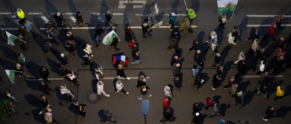 Teilnehmer einer Demonstration der Bewegung „Chemnitz steht auf“ ziehen durch die sächsische Stadt.