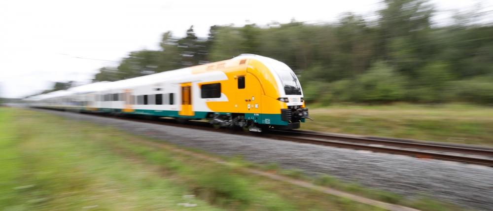 Ab Sonntag fährt der RE1 in den Odeg-Farben gelb-grün-weiß durch Berlin.
