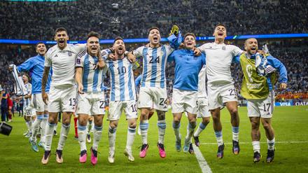 Jubeltraube mit Superstar. Lionel Messi feierte am Ende ausgelassen mit seinen Teamkollegen.