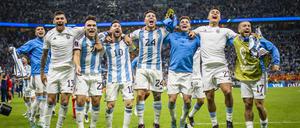 Jubeltraube mit Superstar. Lionel Messi feierte am Ende ausgelassen mit seinen Teamkollegen.