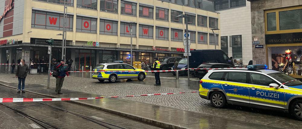 Absperrung vor der Altmarktgalerie in Dresden während eines Polizeieinsatzes