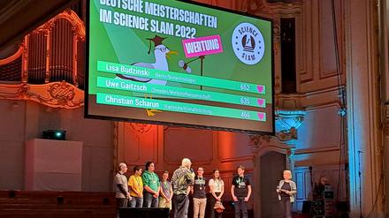 Finale der Deutschen Meisterschaft im Science Slam 2022 in Hamburg.