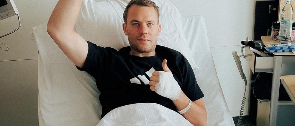 Fußball-Nationaltorhüter Manuel Neuer vom FC Bayern München hat sich bei einer Skitour den Unterschenkel gebrochen.
