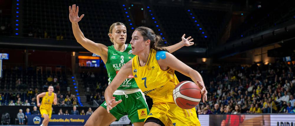Leoni Kreyenfeld (rechts) ist mit Alba in der DBBL angekommen.