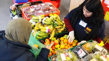 Verschiedene Obstsorten werden in einer Ausgabestelle des Arbeiter-Samariter-Bundes für die Hamburger Tafel im Stadtteil Jenfeld verteilt.
