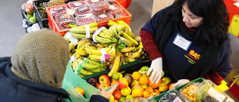 Verschiedene Obstsorten werden in einer Ausgabestelle des Arbeiter-Samariter-Bundes für die Hamburger Tafel im Stadtteil Jenfeld verteilt.