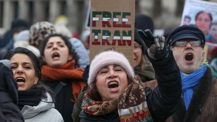 Zum Internationalen Tag der Menschenrechte wird aus Solidarität mit den Protesten im Iran am Brandenburger Tor in Berlin demonstriert (Symbolbild).