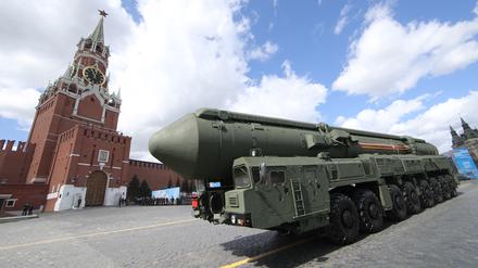 Nukleare Drohgebärde. Interkontinentalraketen bei einer Militärparade am Kreml.  
