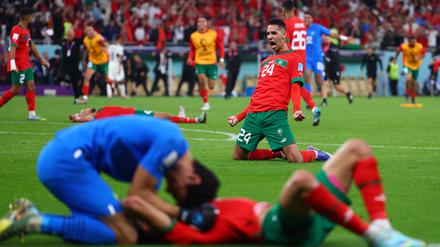 Die marokkanischen Spieler fallen nach dem Schlusspfiff zu Boden.