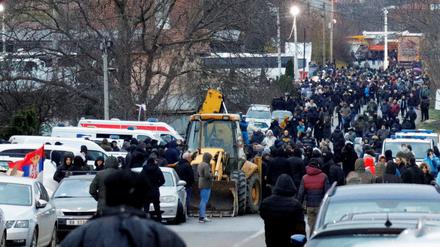 Im Norden des Kosovo blockierten offenbar aufgebrachte ethnische Serben Landstraßen.