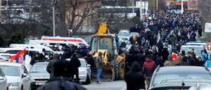 Im Norden des Kosovo blockierten offenbar aufgebrachte ethnische Serben Landstraßen.