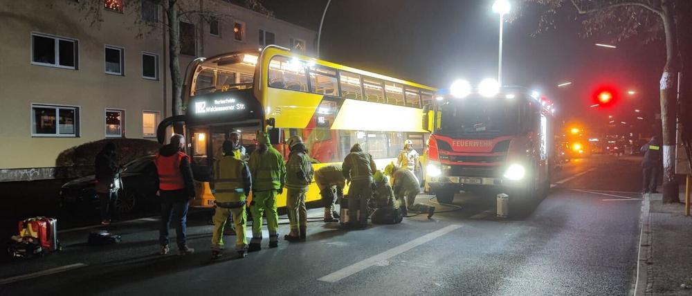 Ein Doppeldecker-Bus der BVG hat am Sonnabend in Steglitz-Zehlendorf zwei Jugendliche überfahren. Eine starb.