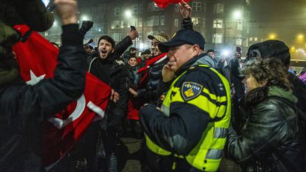 Marokkaner feiern in Amsterdam den Halbfinal-Einzug ihrer Fußball-Nationalmannschaft bei der WM.