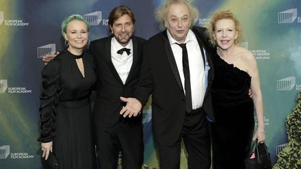 Filmregisseur Ruben Östlund (2.v.l.) und Hauptdarsteller Zlatko Buric (2.v.r.) erhielten Auszeichnungen.