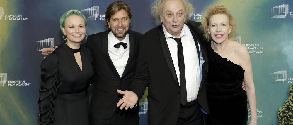 Filmregisseur Ruben Östlund (2.v.l.) und Hauptdarsteller Zlatko Buric (2.v.r.) erhielten Auszeichnungen.