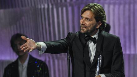 Swedish filmmaker Ruben Ostlund poses with his award for European Director 2022 for fis film "Triangle of Sadness" at the 35th European Film Awards in Reykjavik on December 10, 2022. (Photo by Halldor KOLBEINS / AFP)