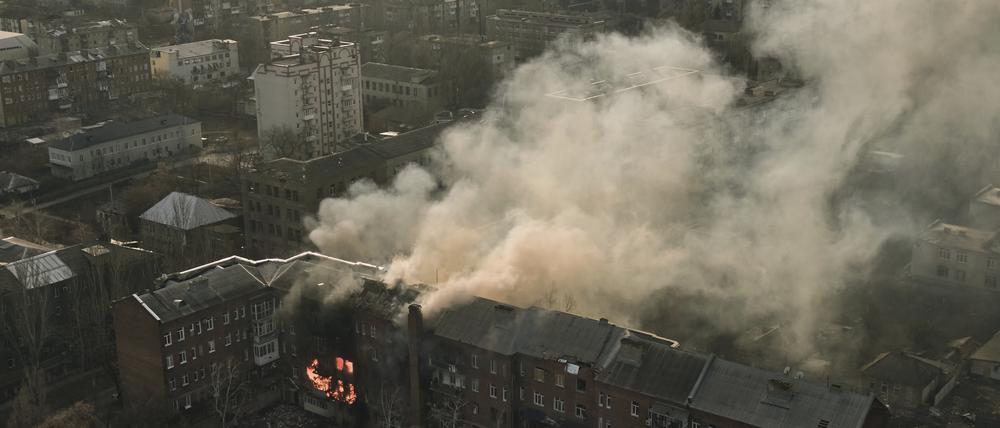 Ein Wohnhaus in Bachmut steht nach einem Beschuss in Flammen.