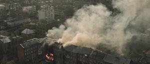 07.12.2022, Ukraine, Bachmut: Ein Wohnhaus steht nach einem Beschuss in Flammen. Foto: Libkos/AP/dpa +++ dpa-Bildfunk +++