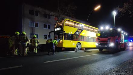 In Berlin-Steglitz sind bei einem schweren Verkehrsunfall mit einem BVG-Bus zwei Fußgänger unter den Doppeldecker-Bus geraten. Dabei kam eine Person ums Leben, wie ein Polizeisprecher am Abend sagte.