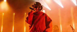 Die 28-jährige Londoner Rapperin Little Simz auf der Bühne.