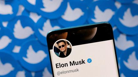 FILE PHOTO: Elon Musk's Twitter profile is seen on a smartphone placed on printed Twitter logos in this picture illustration taken April 28, 2022. REUTERS/Dado Ruvic/Illustration/File Photo